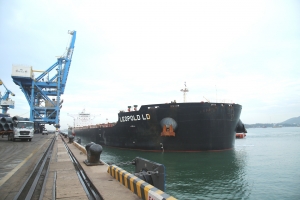 Cảng Hòa Phát Dung Quất đón tàu có trọng tải 180.000 tấn
